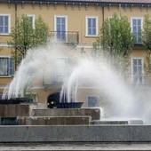 FOTO. Vento forte a Busto, la fontana di piazza Garibaldi “impazzisce”: getti fuori controllo FOTO. Vento forte a Busto, la fontana di piazza Garibaldi “impazzisce”: getti fuori controllo