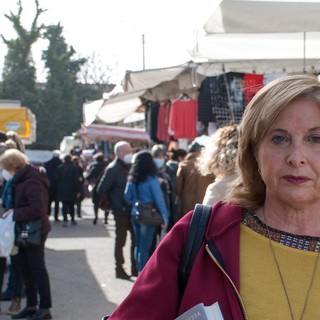 Chiara Guzzo in una mattina al mercato di Busto