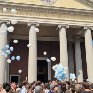 Fagnano, palloncini e musica per l'addio a “Simo”: «Hai saputo toccare il cuore di tutti»
