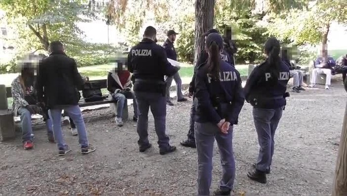 VIDEO. Varese, controlli della polizia in centro, in zona stazioni e a Villa Augusta: trovata droga