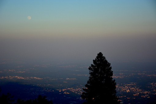 Cappa di foschia e afa dovuta all'anticiclone africano sulla provincia di Varese e sulla pianura padana vista dal Campo dei Fiori (Foto P.Valisa - Astrogeo)