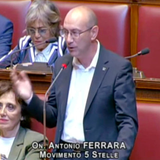Ferrara (M5S): «Altro che acciaio green, il Governo rottama anche la coerenza»