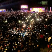 La fiaccola olimpica entra ai Giardini Estensi di Varese in un mare di folla