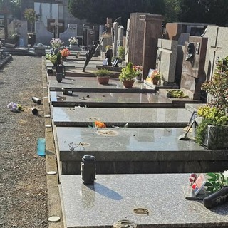 Le immagini del raid al cimitero di Gorla Minore