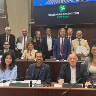 Il gruppo consiliare di Fratelli d'Italia e, sotto, il consigliere Romana Dell'Erba