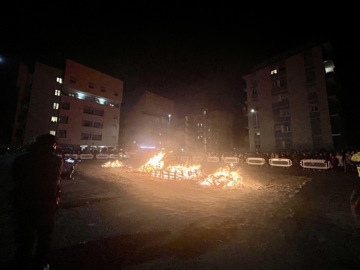 Via Einaudi, quando le fiamme lentamente si placano