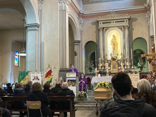 Don Claudio accanto a don Giuseppe lo scorso gennaio al funerale di Luigi Celora