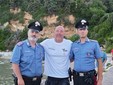 L'appuntato scelto Fabio Latanza con i colleghi della stazione di San Felice Circeo al suo arrivo dopo la traversata