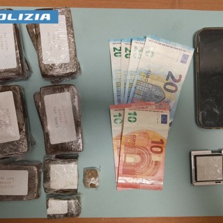 La droga, il denaro e il materiale sequestrato dalla polizia di Stato