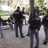 VIDEO. Varese, controlli della polizia in centro, in zona stazioni e a Villa Augusta: trovata droga