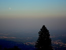 Cappa di foschia e afa dovuta all'anticiclone africano sulla provincia di Varese e sulla pianura padana vista dal Campo dei Fiori (Foto P.Valisa - Astrogeo) Cappa di foschia e afa dovuta all'anticiclone africano sulla provincia di Varese e sulla pianura padana vista dal Campo dei Fiori (Foto P.Valisa - Astrogeo)