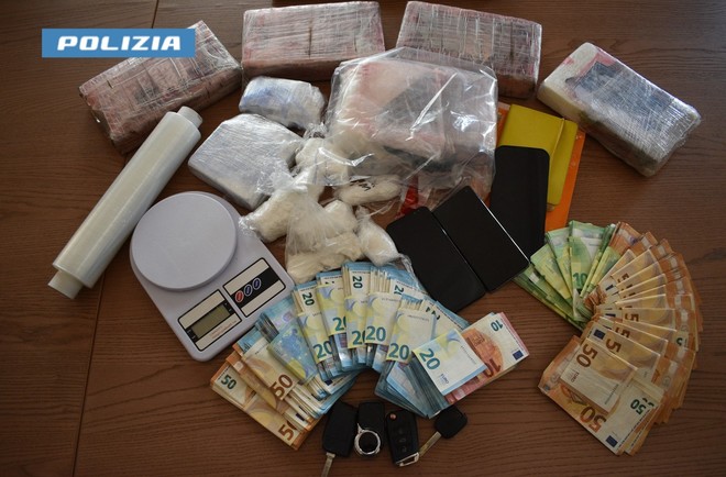 Busto, blitz della Polizia: arrestato 31enne con 7 chili di cocaina e 30mila euro in contanti