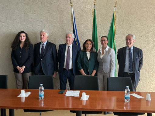 Da destra: Gianroberto Costa, delegato del Rettore dell'università LUM, Romana Dell'Erba, consigliere regionale di Fratelli d'Italia, Raffaella Greco, campus coordinator School of Management Università LUM, Pietro Bonfiglio, ref.relazioni esterne School of Management Università LUM, Raffaele Bruni, docente Università LUM, Iman Moutaoukil, coordinatrice operativa LUM School of Management