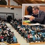 Genitori in sala consiliare nella serata dedicata alla Fondazione. Nel riquadro, il consigliere Gnocchi