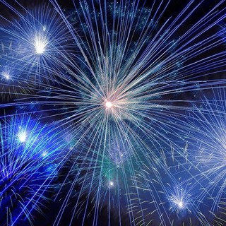 «Coreografie nel cielo, silenziose, sicure e sostenibili»: i droni luminosi come futuro del Capodanno