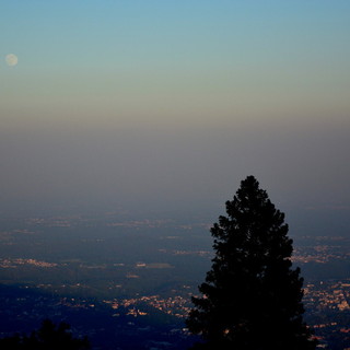 Cappa di foschia e afa dovuta all'anticiclone africano sulla provincia di Varese e sulla pianura padana vista dal Campo dei Fiori (Foto P.Valisa - Astrogeo)