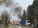 VIDEO. Rogo a Gorla Minore, chiusa la strada al traffico