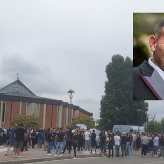 In tantissimi per l’ultimo saluto a Giuseppe Tallarida. La promessa del sacerdote alla famiglia: «Vi saremo vicini»