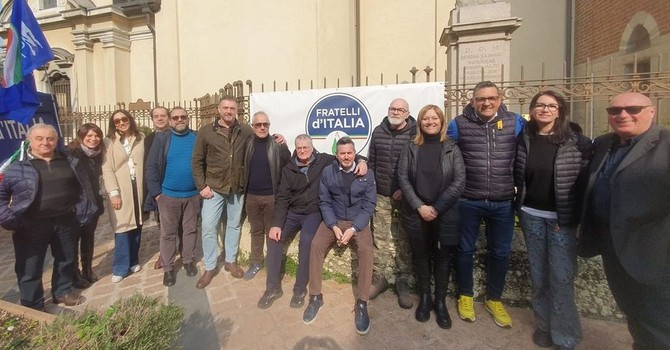 Un gazebo di Fratelli d'Italia a Busto