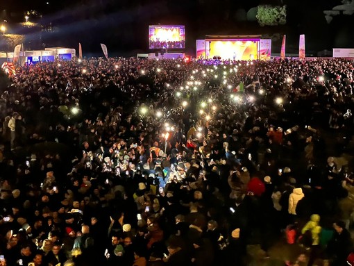 La fiaccola olimpica entra ai Giardini Estensi di Varese in un mare di folla