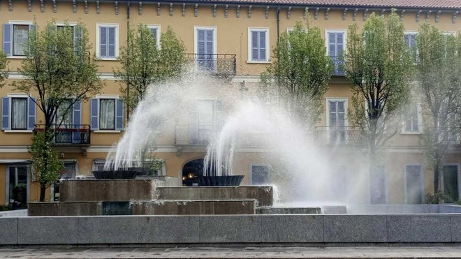 FOTO. Vento forte a Busto, la fontana di piazza Garibaldi “impazzisce”: getti fuori controllo