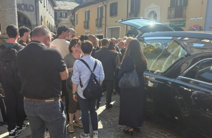 L'ultimo saluto della sua Omegna a Federico Gualtieri, uno dei cinque italiani morti alle Maldive L'ultimo saluto della sua Omegna a Federico Gualtieri, uno dei cinque italiani morti alle Maldive