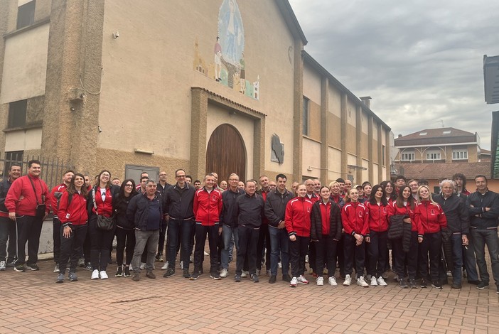 LA FOTO. «Viva la fiaccola!». Sacconago in cammino