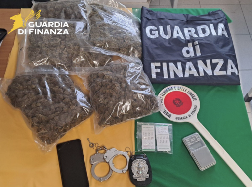 Oltre un chilo di marijuana nascosto in casa: arrestato dalla Guardia di Finanza di Varese