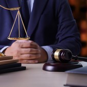 Giudice di pace rinvia udienza al 2032. Il caso di Busto che infiamma i social