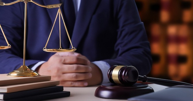 Giudice di pace rinvia udienza al 2032. Il caso di Busto che infiamma i social