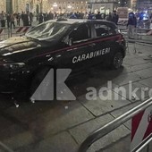 Scontri a Milano, auto dei carabinieri distrutta in piazza Duomo