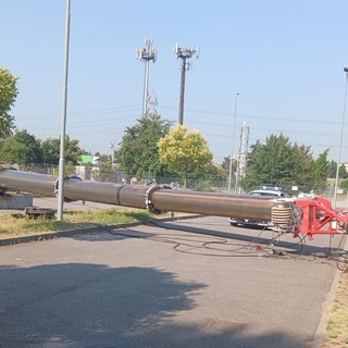 Nella foto la gru che si è abbattuta sulla strada