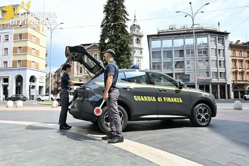Guardia di Finanza, super controlli di Ferragosto: scoperti in provincia di Varese cinque lavoratori in nero e quattro irregolari Guardia di Finanza, super controlli di Ferragosto: scoperti in provincia di Varese cinque lavoratori in nero e quattro irregolari