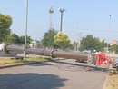 Nella foto la gru che si è abbattuta sulla strada Nella foto la gru che si è abbattuta sulla strada