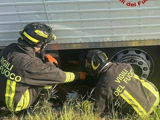 Il camion bloccato sul tornante della provinciale a Grantola