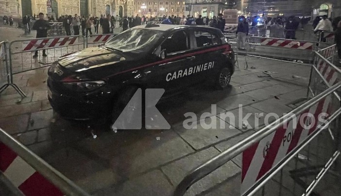 Scontri a Milano, auto dei carabinieri distrutta in piazza Duomo Scontri a Milano, auto dei carabinieri distrutta in piazza Duomo