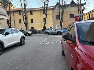 Via Don Gianotti è l'unica strada laterale di via Orazio a doppio senso. E con doppio parcheggio