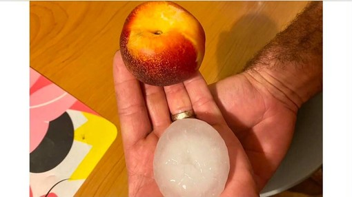 La grandine grande come una pesca da cui è stata bersagliata Seregno (foto via Naturalmeteo)