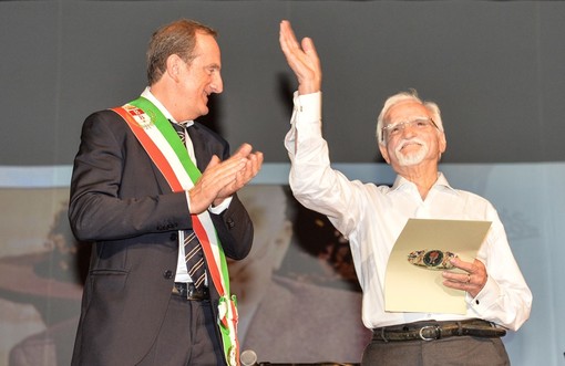 Ginetto Grilli, mentre riceve la benemerenza dal sindaco Antonelli