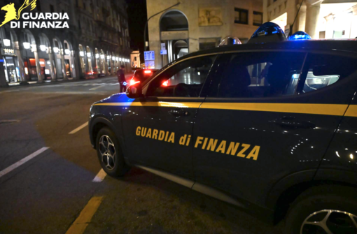 Macchina "sospetta" all'autolavaggio: due persone nei guai. Veicolo sequestrato dalla Guardia di Finanza Macchina "sospetta" all'autolavaggio: due persone nei guai. Veicolo sequestrato dalla Guardia di Finanza