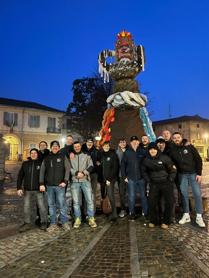 Il gruppo di volontari della Pro Giovani che ha realizzato e collaborato alla Gioeubia di Gorla Maggiore