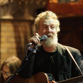 Addio a Glen Hansard, il cantautore premio Oscar morto in un incidente in moto Addio a Glen Hansard, il cantautore premio Oscar morto in un incidente in moto