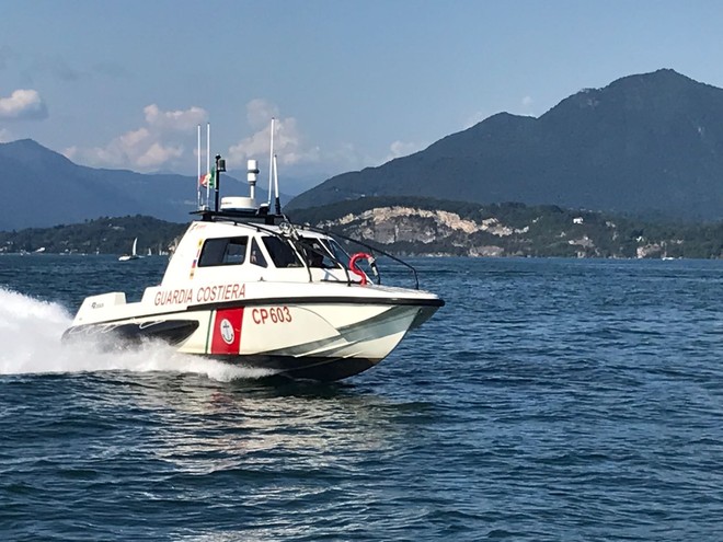 Catamarano si capovolge sul lago Maggiore: diportista salvato dalla motovedetta della Guardia Costiera