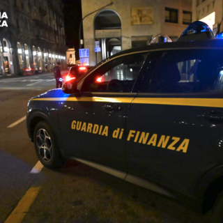 Macchina "sospetta" all'autolavaggio: due persone nei guai. Veicolo sequestrato dalla Guardia di Finanza