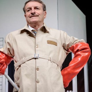 Al Teatro Manzoni “Condominio Mon Amour”: quando l’App licenzia il portiere