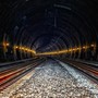 Entra in una galleria e rischia di essere investito sulla linea del Sempione