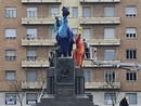 Gli Urbansolid "vestono" il monumento a Enrico Dell'Acqua