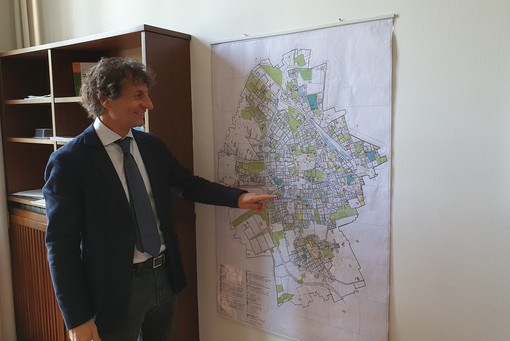 L'assessore all'Urbanistica, Giorgio Mariani, davanti alla mappa della città di Busto