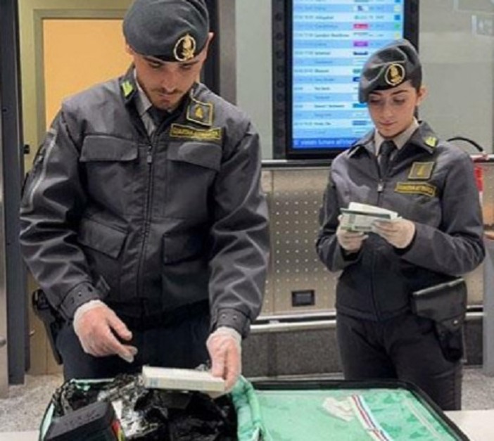 Hashish dalla Spagna, la rotta passava da Malpensa: quattro arresti Hashish dalla Spagna, la rotta passava da Malpensa: quattro arresti