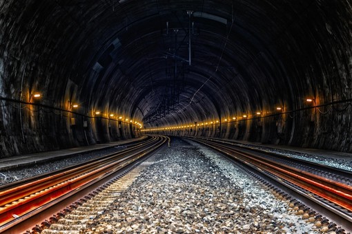 Entra in una galleria e rischia di essere investito sulla linea del Sempione
